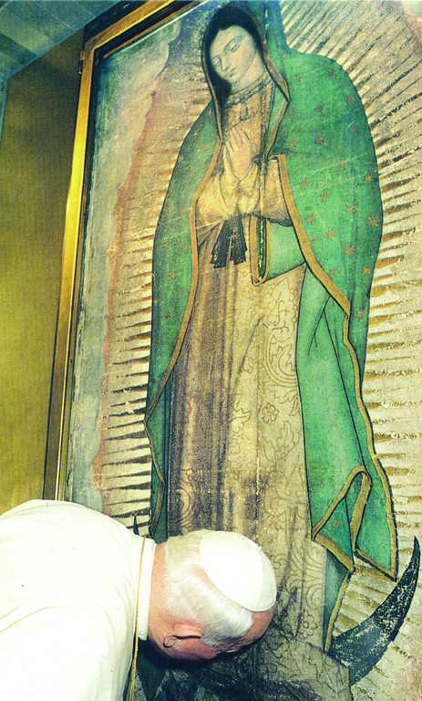 Ngày 6 tháng 5 năm 1999 Đức Giáo Hoàng Gioan Phaolô II trước ảnh Đức Trinh Nữ Guadalupe trong một chuyến hành hương